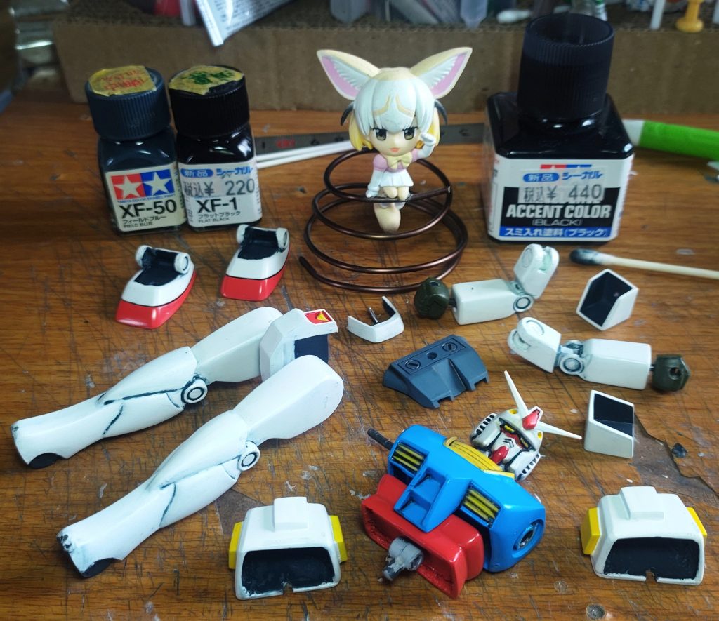 基本通りに塗装しつつ外装裏はグレーで塗装し陰影をつける