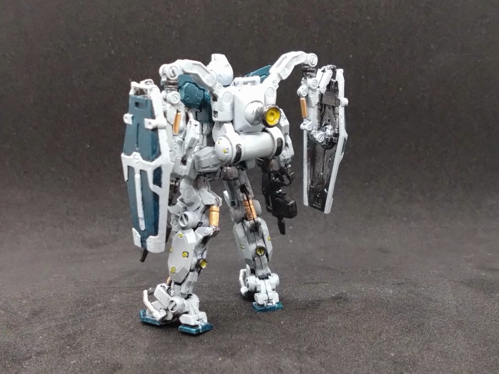 後ろ姿バーニア内部はイエロー、その他差し色でゴールドとシルバーを入れています