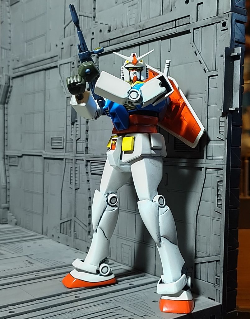 首、肩、手首、胸、腰、股関節、足首、足首カバーにジョイントを仕込み、ビームライフル両手持ちも可能にアニメのような全身の柔らかなポージングを可能に