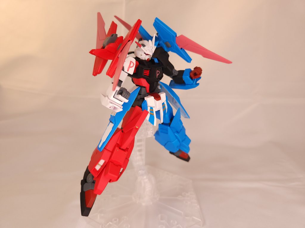 そして武装2つ目は肩にマウントされている「ポルペラ」です。写真のように展開しファンネルのように飛ばすことができます。