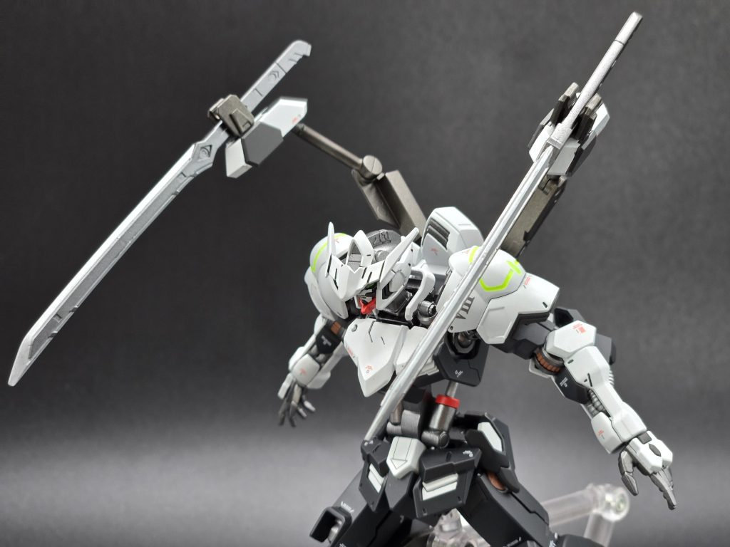 悪役として異形感を出したかったので背中からサブアームを展開。