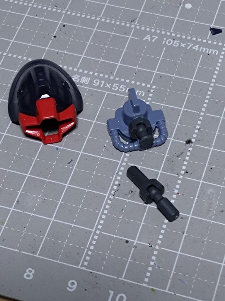 モノアイはボールジョイント可動にしてますが写真ではあまり変わらないかも。首も胴体も少し延長してます。首横に動力パイプを取り付けした為首の可動も制限されました。😅