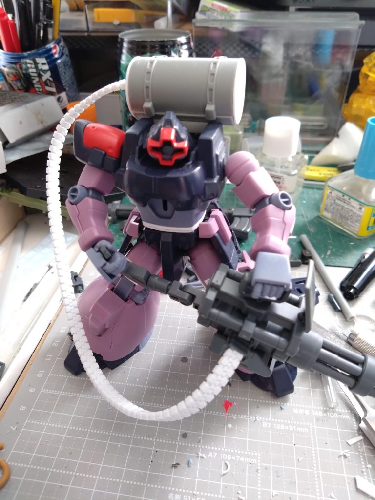 制作始めの頃はガトリングの銃身長くしてました。ベルトリンクはガイアのマルチプライマーを筆塗りしてから塗装してます。出張先でパチ組したものでしたが、いざディティールアップをしようにも週末だけというのもあってスジボリや制作案が浮かばずにモチベーションも下がったりでしたがフォロワー様からのコメントからやる気をもらったりで無事完成となりました。😄いつもコメント下さる方々や私の作品にイイネして下さる方々ありがとうございます。🙇