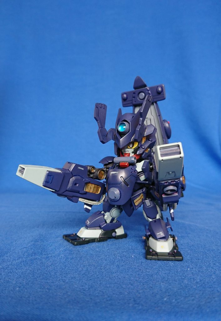 腕部に外付けの連装水平魚雷。腕部は水中用大型スラスターが一体化されており、戦闘時には他の水中機を寄せ付けぬほどの高機動を可能としている。