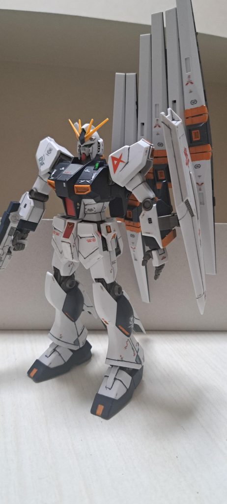 フィン・ファンネル付けてもちゃんと立ってます。立ち姿はカッコ悪いですが。