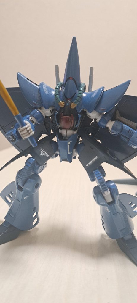 自分なりに調色して筆塗り全塗装し、光沢クリアしました。まだ外野が臭いにうるさくなく心落ち着けて塗装できていた頃の作品です。