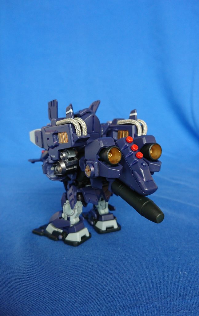 最大戦速で航行する時は、変形して巡航形態になることが可能。