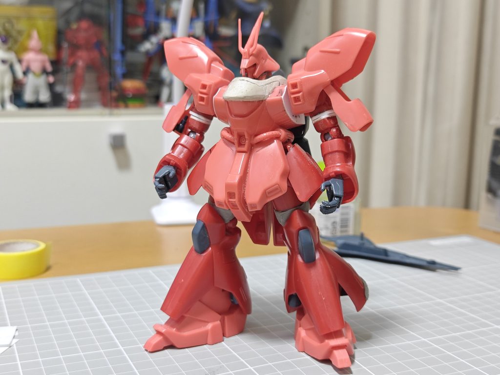 二の腕と太ももを短縮してズングリさせた。胴体の幅も狭め、胸部は厚くした