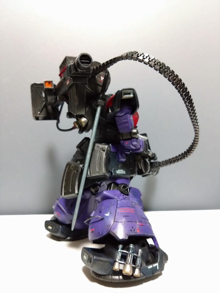 横からのショットです。ベルトリンクは100均のヘッドホン配線です。