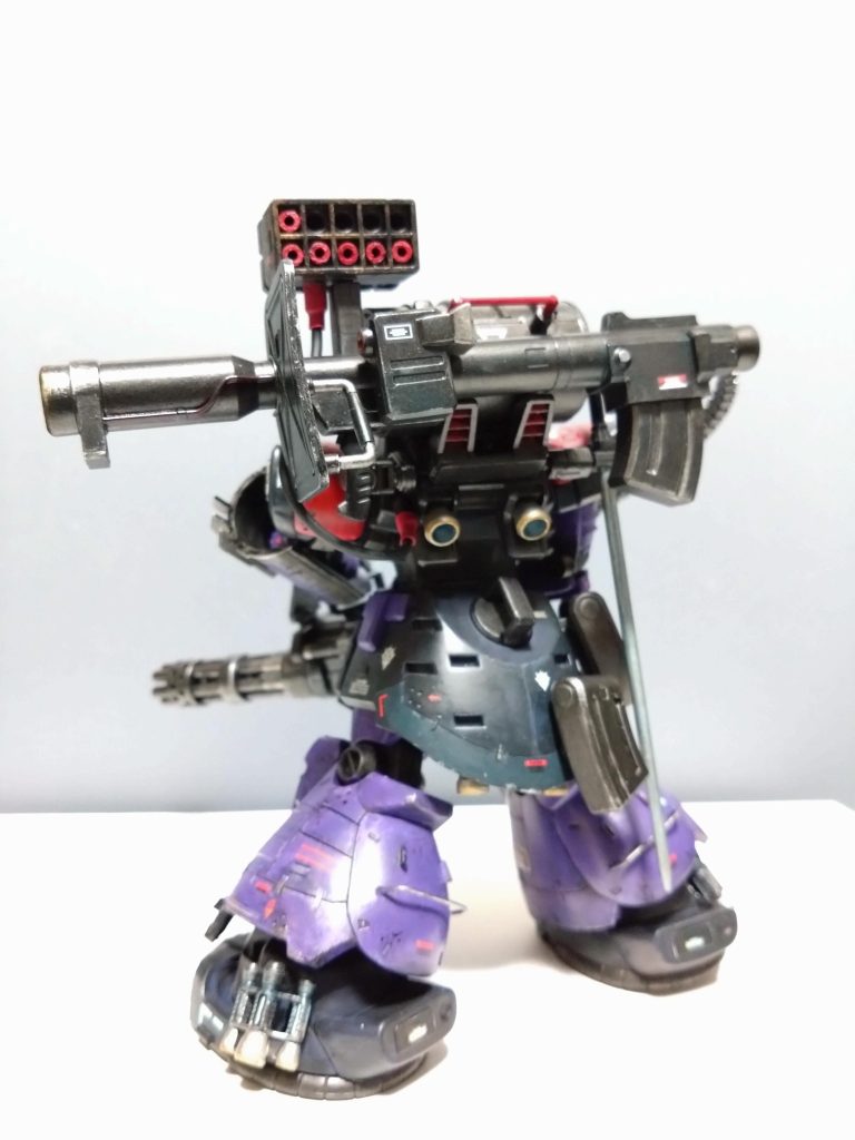 バズーカはネオジム磁石でガトリングの弾倉同様にマウントできます。銃口はシルバーのドライブラシからのクリアオレンジのドライブラシで焼き色を表現してます。