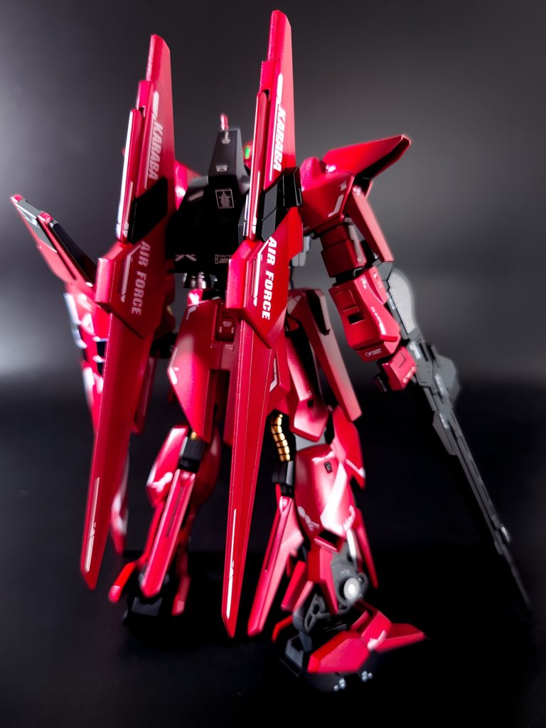 バインダーの一部やスリッパなんかはガイアノーツのプリズムブルーブラックを使って塗装してますが、カメラ越しだとただの黒にしか見えませんね…😅赤の部分はオキサイドレッド立ち上げでガイアノーツのメタリックパンツァーレッド、マスキングをしてクリアレッドを上塗りしてツートーンにしているのですが…これまた肉眼でないと良くわかりません😭