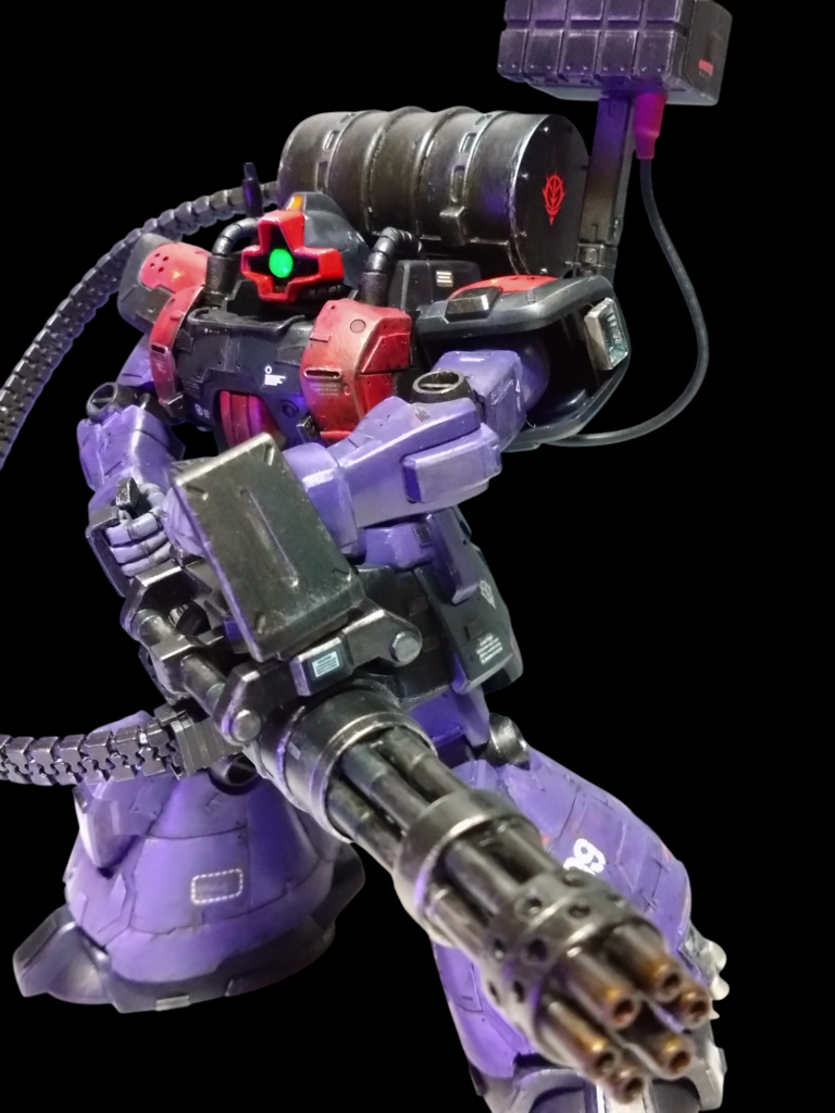 ガトリングを撃ちまくり!「ガトガトガトガトガトガトガト!」ガトリングの弾倉は大量に持てるように100均の電柱から少し大き目に制作しました。ビルドファイターズのガトリングをベースにバレルを短くして先端の方にはドリルで穴開けしました。