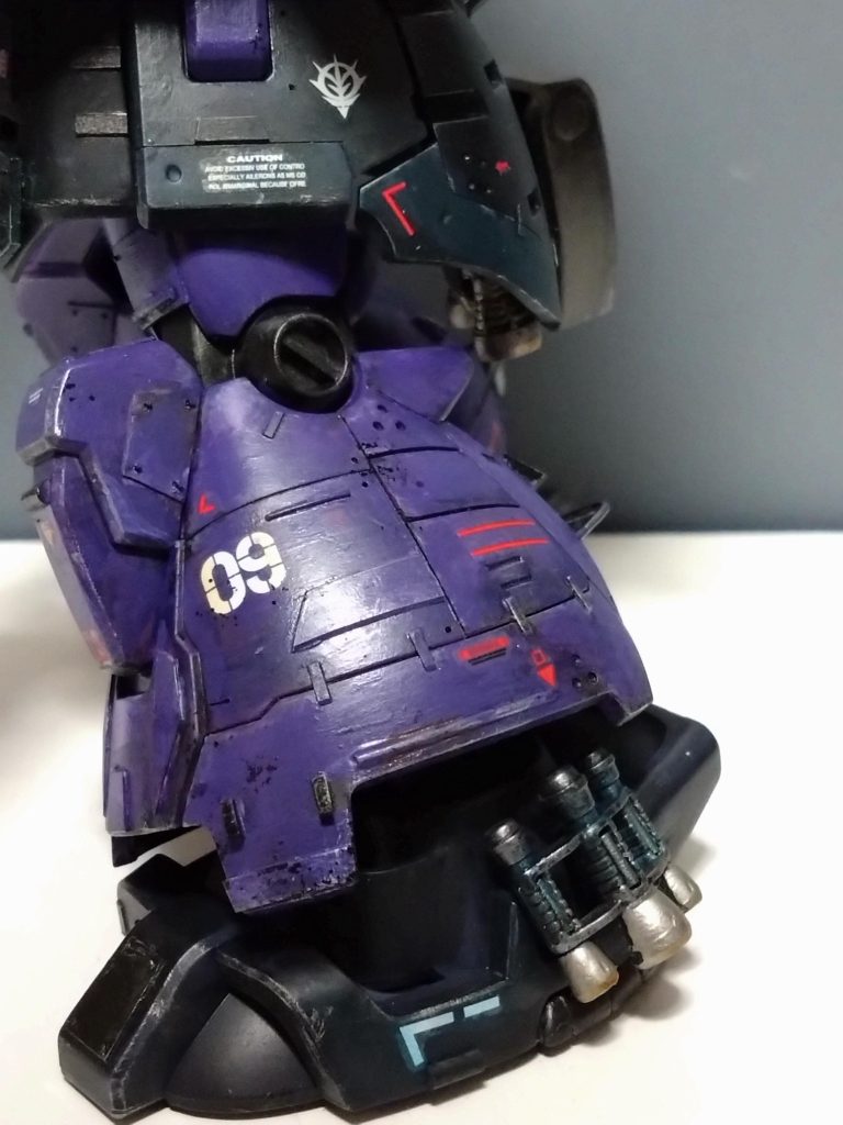 脚のディティールです。足横のデカールは白なんですがシェードブルーの影響で青に変わりました。偶然ですがこの色も好きですね。バーニアにも焼き色表現。偶然発見しましたがシルバー下地にシェードブルーでも青焼けっぽくなるのですね。