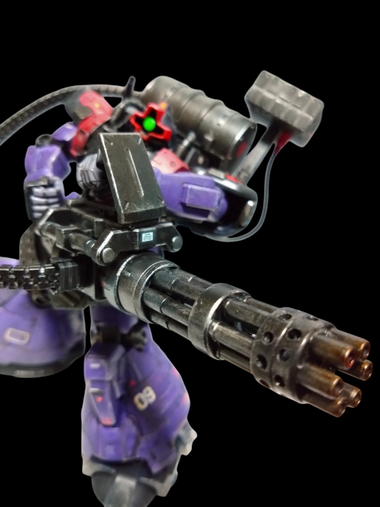 自慢のガトリング装備!黒鉄色からシルバーのドライブラシ。武器には全体に多めにドライブラシして金属感を表してみました。コレは面白い仕上がりになったと思います。銃口にはクリアオレンジ。バレル基部にはクリアブルー。これもドライブラシです。今回の本体の塗装方法はラッカー塗料でハイライトを塗ってから濃い色を塗っていく方法にしてみましたがちょっと難しかったです。もっと綺麗な仕上がりできるようになりたいです。ドム系は足元がどっしりしてカッコイイですね。しかしガトリング装備のためポージングに変化がないです。まぁ一度は大型武器持たせてみたかったので満足してます。