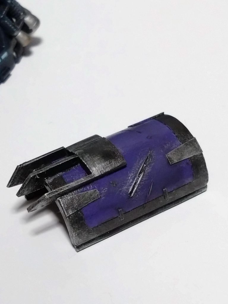 左腕装備のシールド。これも100均電柱からの制作です。ネオジム磁石で装備。クローっぽい物を装備してますが少し短かったかもなぁ。少々ダメージも。