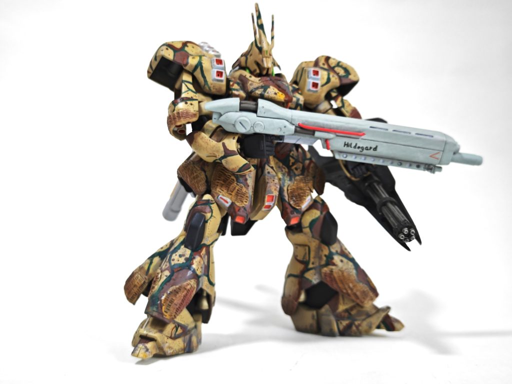 シャア総統の機体の前に先行生産され地上に回された機体。サイコフレームは搭載されていない。