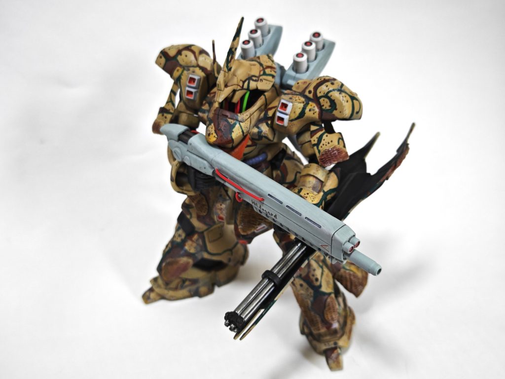 シールドの裏にはメガ粒子砲ではなくガトリング砲が据え付けられている