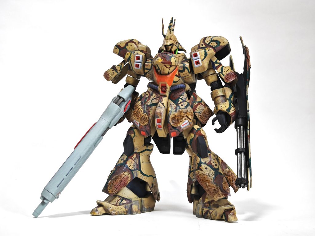 肩や胸の装甲形状にシャアのサザビーと違いが見られる