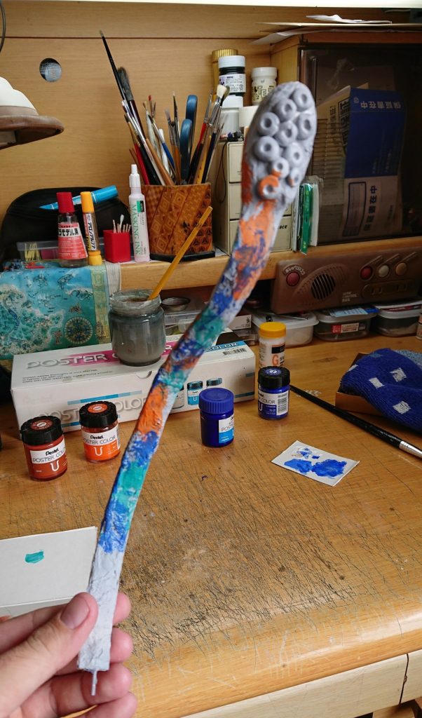 スプラ◯ゥーン。(笑)深淵の脅威、にゅるにゅる触手は。アルミ線を通した段ボールに、軽い紙粘土で肉付けして。ボンドでティッシュを上から張り付けて、表面の雰囲気を出してます。着色したら、以外と美味しそうなビジュアルになったなぁ。炙ると尚よし。w