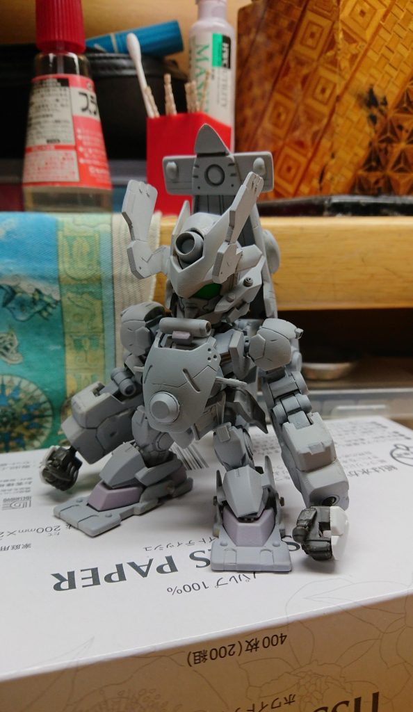 サフ萌え~。バルバトスに似た名前を探していたところ、パイレーツオブカリビアンに出てた敵船長の名前が思い浮かんで。この名前に決めたのですが。調べてみたら、【赤髭】という意味合いがあるみたいですね。口元の赤がそんなカンジに見えなくもない?かな?wせっかく変形機構を付けたのですが、それがジオラマに生かせなかったのは。ひとえに、やはり僕の未熟さです。(苦笑)すまん。(ガンプラに謝罪)w次は、うまくやるさ(ノ´3`*)