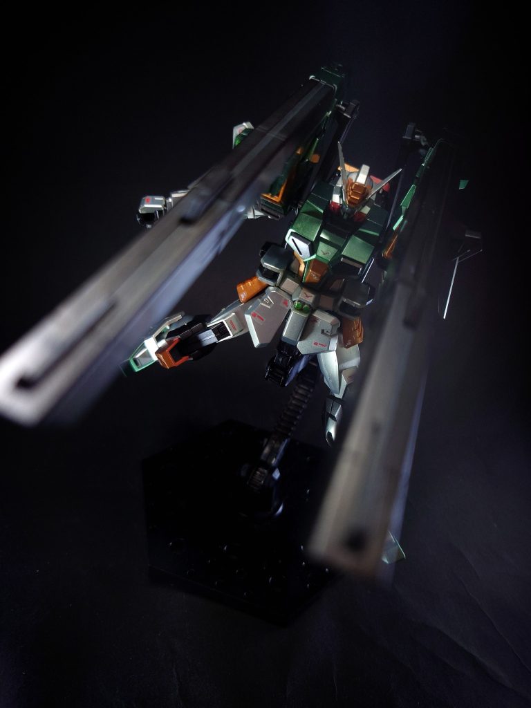 MA-X60S/D 複列砲身多目的砲バックパックに装備された折りたたみ式の大型ビーム砲。折りたたみ状態では上下2連装砲、展開状態では単装砲として機能する。通常は腰だめに展開するが、ミーティアとのドッキング時には肩越しに展開する。