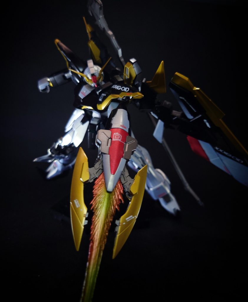 ハイパージャマーバックパック左右に装備された電子戦用装備。周囲に特殊粒子を散布することで強力な電波妨害を発生させ、時間制限はあるものの電子機器をほぼ完璧に無効化することができる[3]。MSなど外部カメラやレーダーなどから情報を得る兵器にとっては、姿が消えているように感じる。デスサイズ本体の電子機器は専用品を採用しているため、妨害の影響を受けない[6]。スーパーロボット大戦シリーズでは回避に用いる「分身」や、姿を隠して攻撃する武器にもなっている。