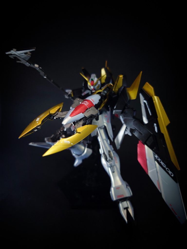 全体的なカラーリングはテレビ版に準拠し、武装面でもバスターシールドやハイパージャマーなどテレビ版と同様の武装を装備しているが、本体の形状はEW版ヘルをもとにしているため、ヒザと爪先の巨大なスパイクはそのまま残っており、頭部ヘルメットのカラーはホワイトに変更されている。EW劇中でデュオの過去が語られた場面では、EW版デスサイズヘルから背部アクティブクロークを外した状態の機体が登場しており、カラーリングもヘルのままとなっている。2010年09月24日に当デザインを再現したガンプラ・マスターグレード版が、「XXXG-01D ガンダムデスサイズEW(エンドレスワルツ版)」の商品名で発売された。