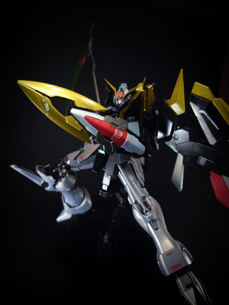 バスターシールド左腕に装備された防御装備。先端の開閉式クローで敵機を挟み込み、中央から発生するビームで撃破する[6]ほか、シールド自体を射出することもできる[3]。