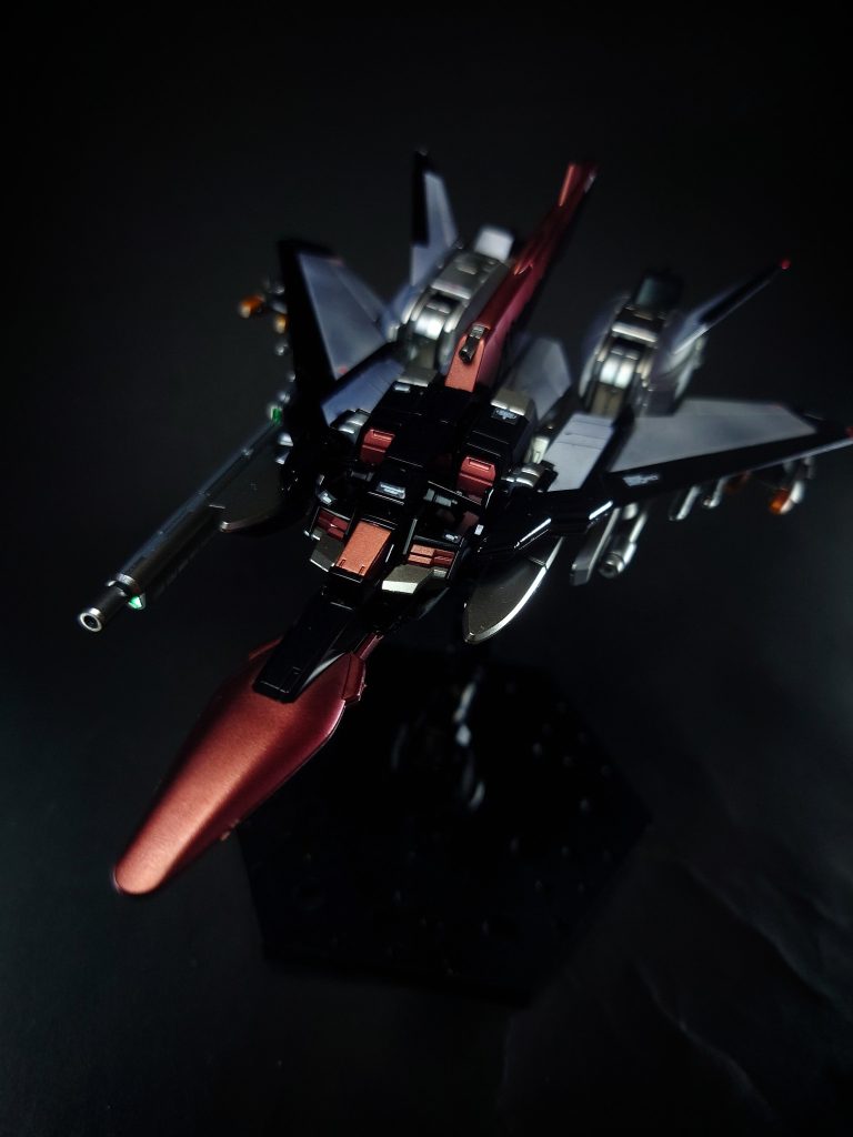 空対地ミサイル「ドラッヘASM」地球連合軍のMS用飛行オプション装備AQM/E-A4E1 ジェットストライカーに搭載されているものと同様の装備。左右の主翼下に2か所ずつ設けられたハードポイントへ合計4発を装備可能。メサイア攻防戦においても使われた。