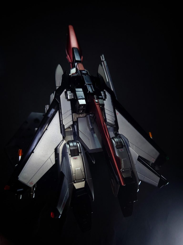 72式高エネルギービーム砲背部スタビレーターに1門装備されるビーム砲。機体と同時開発された装備であり、MA形態時の主砲として使用される。出力はビームライフル「イカズチ」とほぼ同等である。MS形態時の使用はできないが、電源が切断され、銃でいう安全装置がかけられた状態になるため、暴発の心配はない[10]。