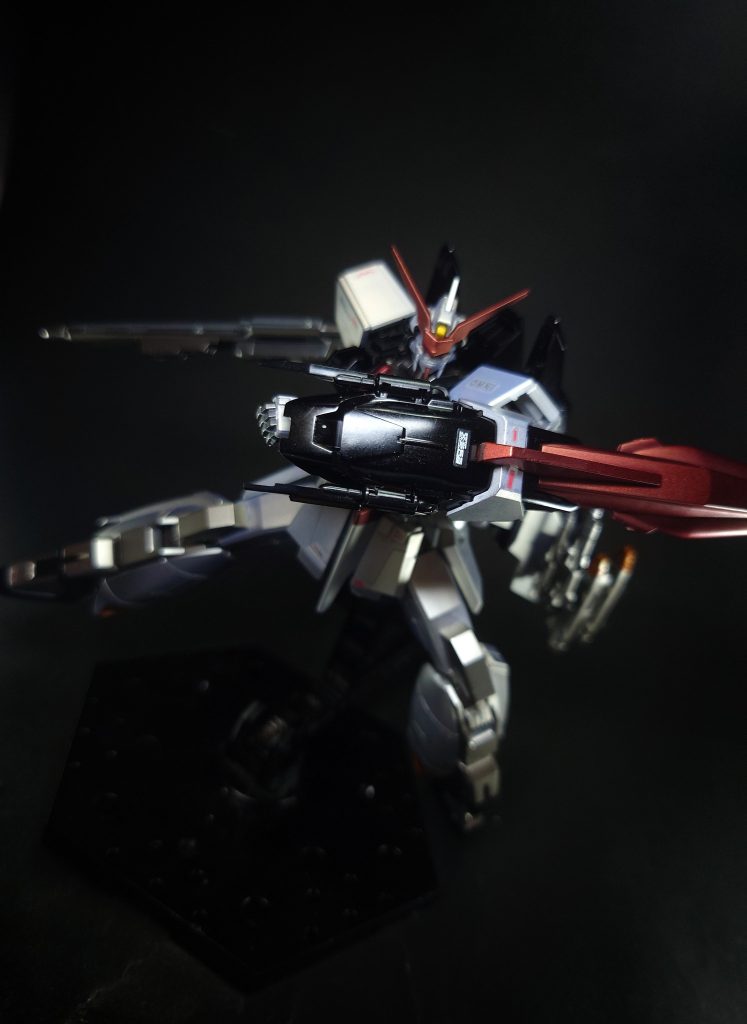 シールド対ビームコーティング仕様の防御装備。MA時の機首を兼ねており、内部には着陸脚も収納されている。作戦行動中にこの装備を失った機体はMA形態に変形できず、以後はMS形態のみでの行動に制約される。M1アストレイに装備されたモデルの改良型[7]。