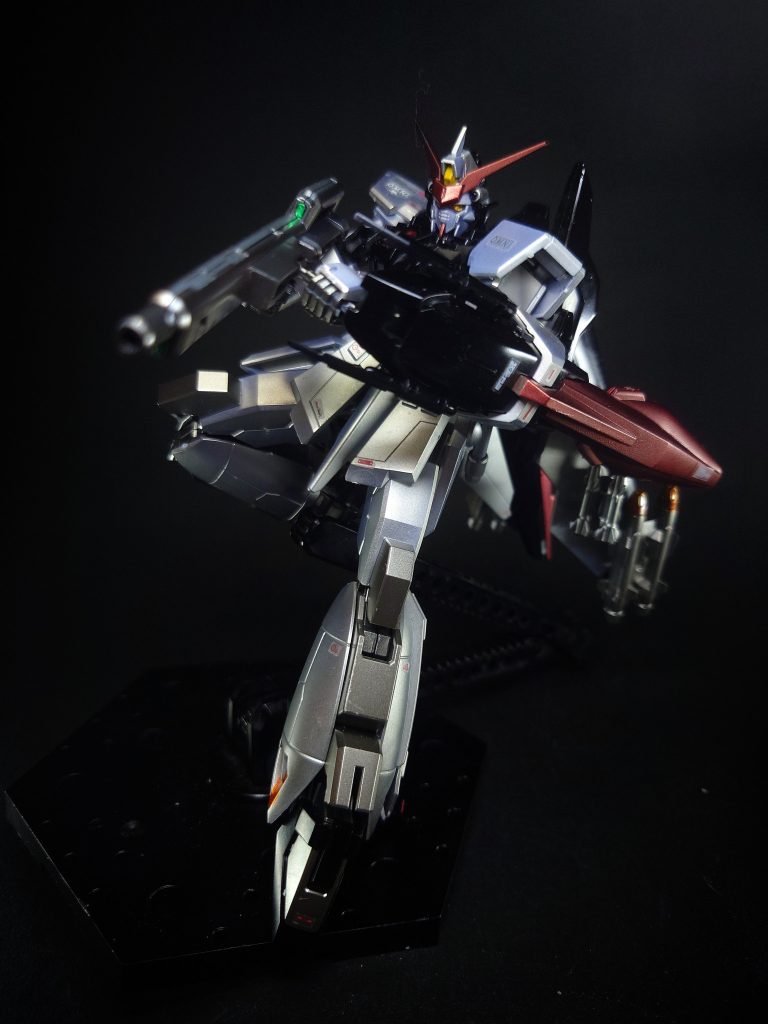 武装は、頭部のM2M5DE 12.5mm自動近接防御火器、手持ちライフル型の73式高エネルギービーム砲「ホノイカズヅチ」、72式ビームサーベル「カヤナゴ」、テールスタビレーター基部の73式改攻盾ビーム砲「イワツツノヲ」、フロントスカート内蔵式の71式短距離誘導弾といった更新型に変更され、主翼パイロンへのオプション追加機能も継承されている[16]。オルドア地区の戦いにおいて、ファウンデーション王国軍親衛隊「ブラックナイツ」による「コンパス」の掃討が行われるなか、ムウ機は右腕を切断されながらも生存し、爆発寸前のアークエンジェル艦内から甲板まで脱出していたマリューを救出し離脱する。