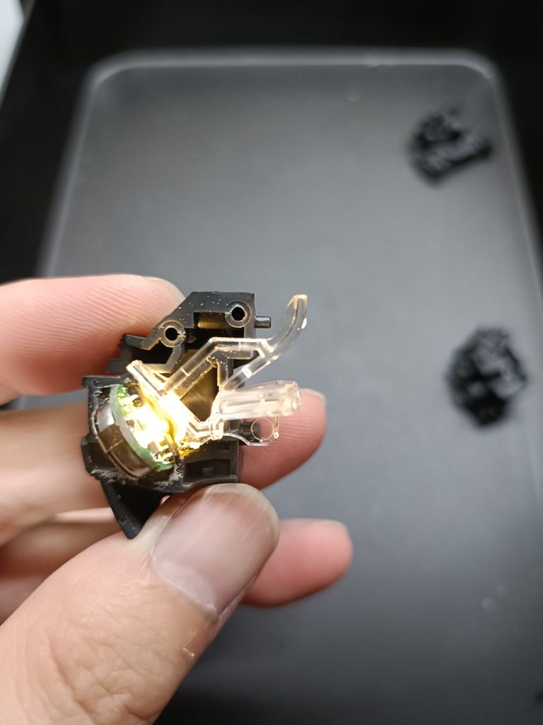 頭部にビットトレードワンさんの磁気スイッチLEDがすっぽり収まります。しかも、クリアパーツはそのままなので付属LEDの邪魔もしません。