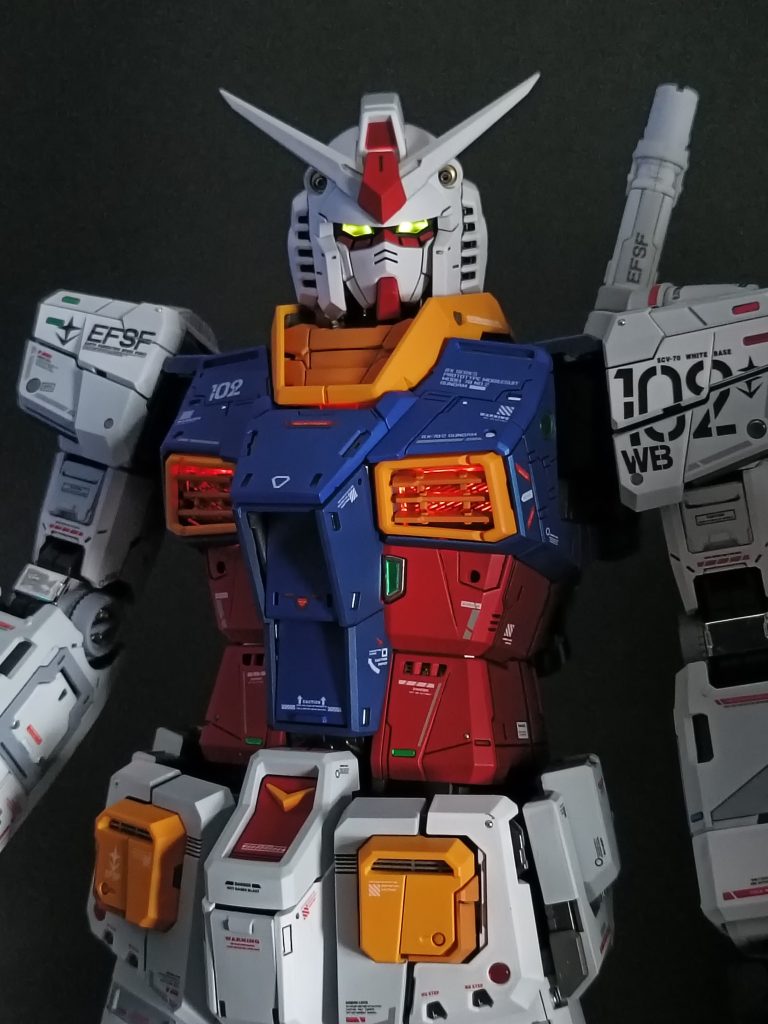 付属LEDです。やや光量は少なめですがしっかり光ります。