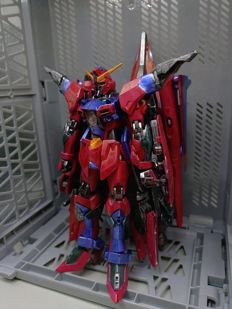 〇正面まずは機体の全体から。今回はメタリックではない赤を基調としたカラーリングです。機体はイモータルジャスティスをメインにし、セイバーガンダムのキャノンを装備して火力アップをしています。