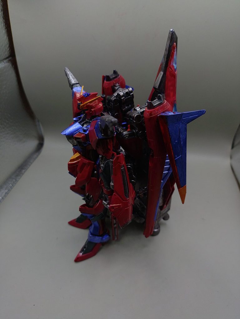 〇サイドバックアップと新型リフターを背部に装備しているため、後ろは分厚いです。 やっぱりリフターはジャスティスには外せないので、出来る限りスマートに頑張りました。