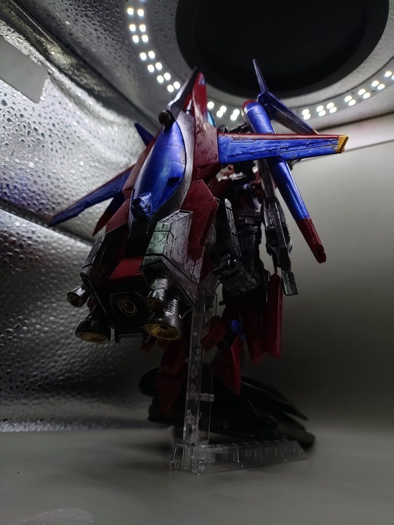 〇バックリフターの羽を展開した状態。リフターには超大型のブースターと、独立したエンジンを搭載しているため、リフターを装着した形態では他のMSを凌駕した推進力を持ちます。