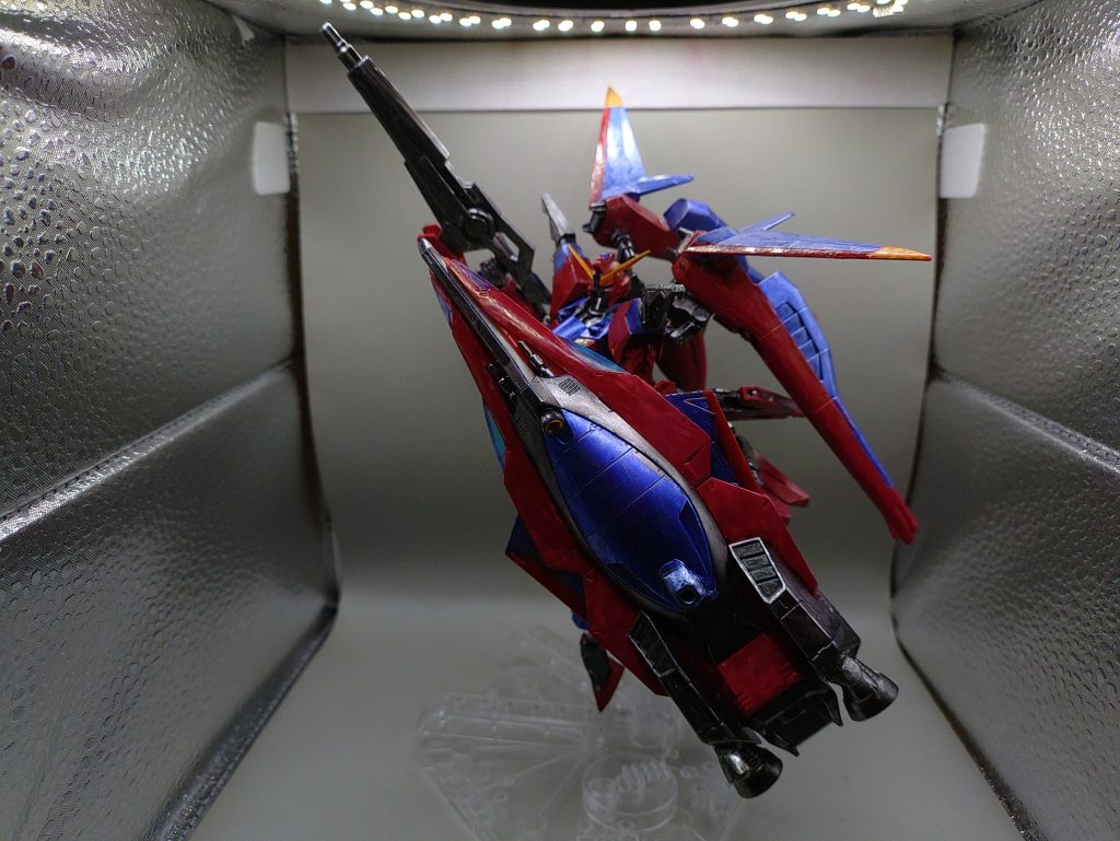 〇リフターシールドモード新型のリフターはシールドブーメランを発展したもののため巨大なシールドとしての機能も果たします。リフターは二本のバックアップアームに繋がっているため、リフターを飛ばさなくても可動でき、腕にも装備する事で安定した防御が可能です。またビームフィールド発生装置も持ち、ビームによる耐性も持ちます。