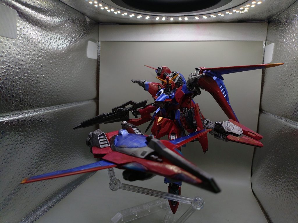 〇遠距離アクションジャスティスの特徴であるリフターの独立稼働を復活させ、展開したアクション。シールドブーメランはリフターと役割が被るためオミットしました。ライフルは、実弾とビームを切り替え可能な大型ライフルになり、腕に直接装備しています。近接戦闘の際にいちいち腰にマウントするのは大変なので、たためるようにしています。