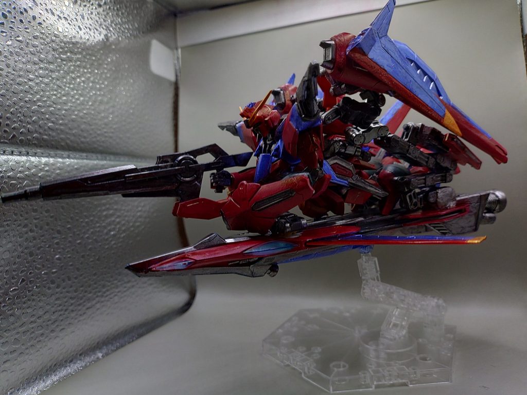 〇運用方法2戦闘空域に近づいてきたら、機体をMS形態に変形し、リフターをサブフライトシステムとして使用して機体のエネルギーを保持しておく事で戦闘の準備をします。