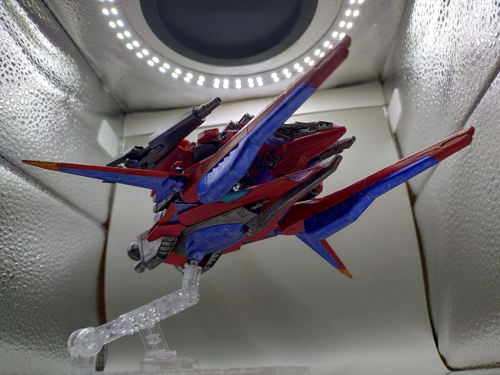 〇MA形態 ローアングル見た目はセイバーガンダムによせて、出来る限り機体をスマートにしてみました。巨大なリフターを連行しているようには見せない、スマートなシルエットにおさえる事が、この機体で一番苦労しました。