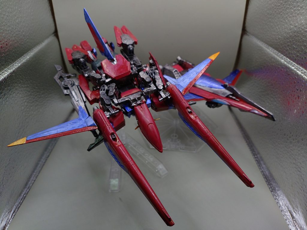 〇イムーブル・ジャスティスイモータルジャスティスから発展させた、ジャスティスガンダムの技術全部のせの機体。本機はニュートロンジャマーキャンセラーを積んでおり、強敵との戦闘を想定したアスラン・ザラ用の機体。フルアーマーのイモータルジャスティスを想定した機体で、今までの良いとこどりの機体となっている。MA形態に変形が可能で、リフターを合体した状態、分離した状態、どちらでも変形が可能になっている