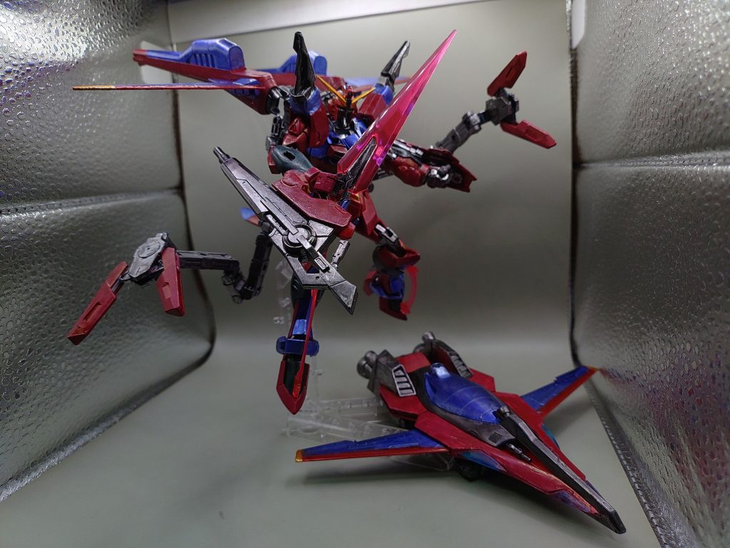 〇運用方法4敵エース機などと戦闘する場合はリフターを独立モードにし、サブアームからクローを展開や足のサーベルを展開する、羽にビームを纏うなど、身体中からビームを展開し高速格闘をおこないます。