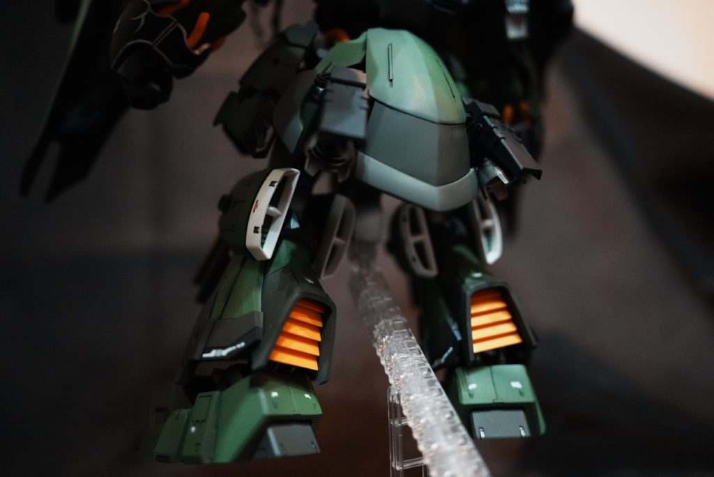 スカート部分も切り開き、バーニアを追加し、機動力アップ