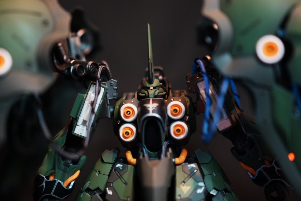 メッシュワイヤーをふんだんに使用し、メカメカしさを演出