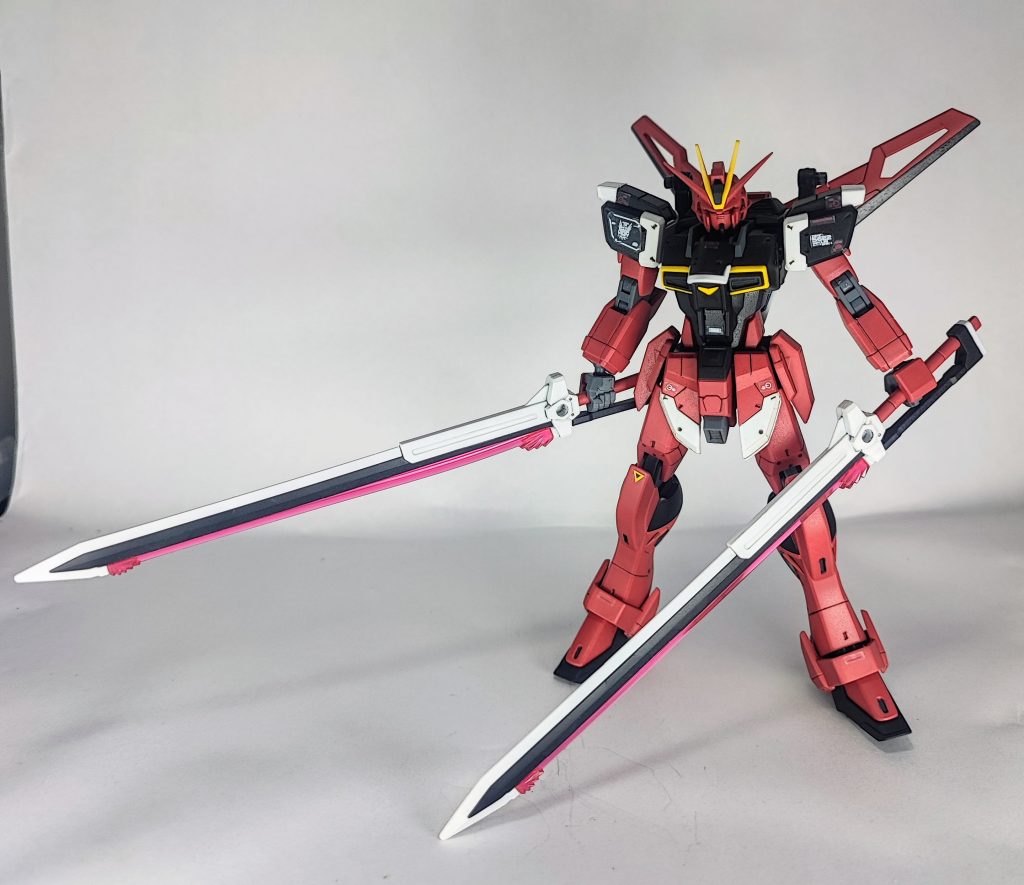 作品について劇場版を見て購入したので最初からSpecIIでの製作を決めていました。(ルナマリア推しなのでコンプリートしたかった)設定資料のデザインを見ながら、割と既存の塗料カラーで再現できそうだったので、あまり色は混ぜずにシンプルに組み合わせました。HGはかなりシンプルなキットなので、塗装もですがスジ彫り、ディテールアップにもチャレンジ、大分慣れてきましたがまだまだ練習は必要そうです。理想の形にはできたので満足です!こちらの機体についてコメントいただけますと幸いです!