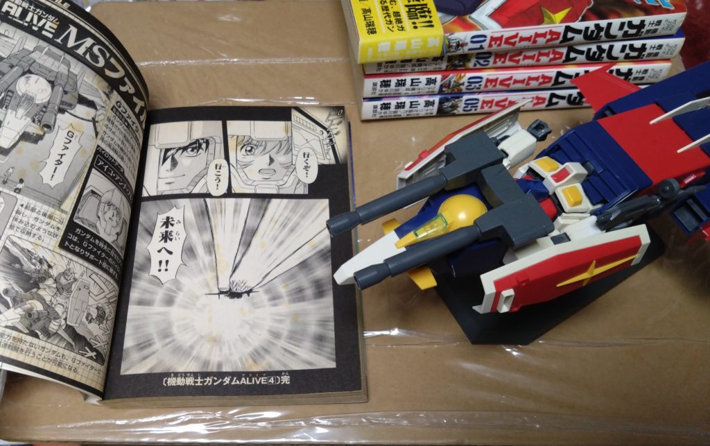 最後に、Gアーマーとしてガンダムと合体。4巻の最後、ゲートを通って未来へ……。 5巻からはνガンダム、そして最終話のラストで∀ガンダムに乗り換える主人公。この漫画の結末ですが、『彼らの勝利を信じて!!』と言わんばかりの中途半端な終わり方になります。なので、最後の戦いはどうなったのかは不明です。でも、おそらく時夫達は勝つでしょう。 なぜなら、自分の信じる未来に向かっているのだからーーー では、本日はここまで。今回紹介したガンダムはもちろん、漫画にも興味を持っていただくと嬉しいです。次回も宜しくお願いします!