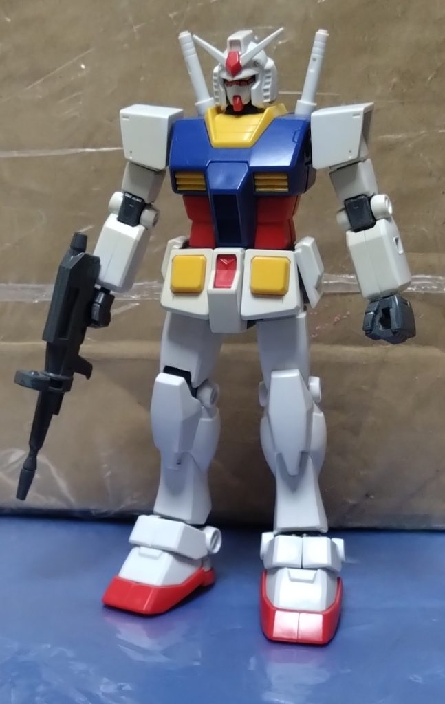 『(ファースト)ガンダム』突如空から落ちてきたMS。正式なパイロットは未来から来た少女『アイコ』だが、偶然墜落した現場に居合わせた主人公『黒野 時夫』が代わりに操縦したことから戦いに巻き込まれ、以来彼の搭乗機となる。時夫の呼びかけに応じて自律機動を行う、空間のひずみを中和する、謎の力場でビームを弾く…などといった原作とは違う性能を有し、アイコから「特別な機体」と呼ばれ、味方や敵のライバル感ある男にも重要視されていた。武装はオリジナルと同様、オーソドックスなモノ。武器は何の変わりもありませんが、説明にもあったようにALIVE版のガンダムにはとんでもない装置が積んでいます。サイコミュを搭載した機体……とも言えますが、これは誰にでも扱えるサイコミュではありません。共鳴率45%まで扱える人間でも脳が焼けてしまう程の情報量があるそうで、普通に扱えるのは時夫以外にはいないようです。装置について詳しく語る前に、ALIVEという作品を説明します。