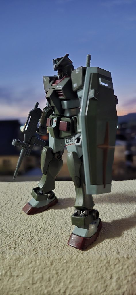 ちょいと外で...武装してます。今から出撃の最終チェック。シールドの色を迷い...と説明しようと思いましたが、色が分かりづらいですね