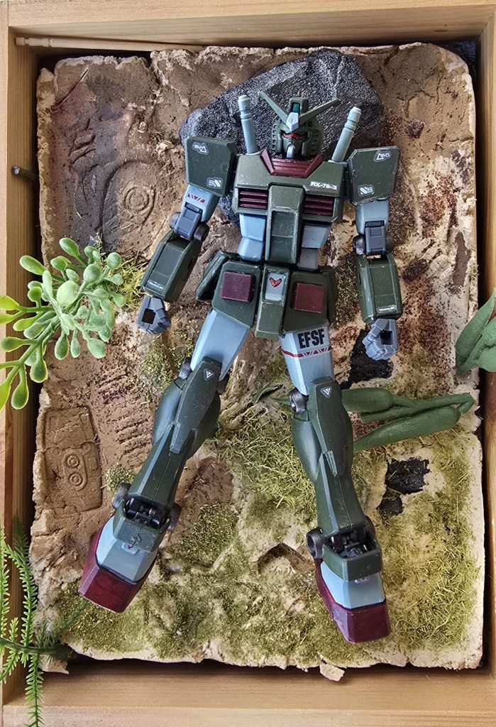 自作のジオラマと一緒に。色々と間違っている、フルアーマーのパチモンさん。胸元には「RX-78-3」アンタG-3だったの?違います。私はEGのRX-78-2です。一応、赤いライン入ってて、リーダー的役割をしてます。